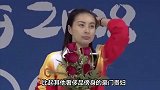 郭晶晶事业更上一层楼，穿露肩礼服参加晚宴，戴1元钱发圈抢镜