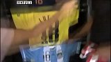 中超-13赛季-巴里奥斯介绍自己的陈列室 全程手握恒大球衣-新闻
