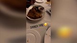 吃饭游泳拍照 瓦尔加的一天简直太高能