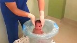 护士把新生婴儿放入水中，宝宝以为自己在肚子里，整个画面萌化了！