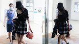 杨幂被曝与魏大勋同居约会后现身机场低头快走秀长腿