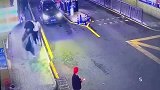 高空掉下玻璃窗，砸中路人