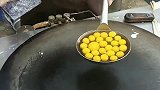 煎饼果子只要鸡蛋不要饼，吃到怀疑人生，土豪的世界我不懂
