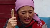 大娘把养女赶走，3年后养女有钱回来，看到养父吃的饭泪流满面