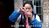 苗大姐牛粪烧过的铁锅炖牛肉，蘸点辣椒水，吃完才发现撑肚了