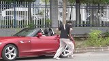 小伙装碰瓷恶搞小姐姐，没想到碰出火花了啊