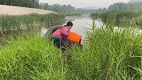 小亚去河道收滚筒捕鱼神器，出水那刻让她乐开了花，鱼获直接爆桶