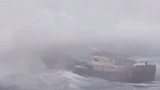 气愤！10月23日，大陆多艘渔船澎湖水域躲避台风，遭台湾“高雄舰”水炮驱离