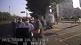 不打转向灯致剐蹭，越野车男子掌掴脚踹公交女司机，致其鼓膜穿孔