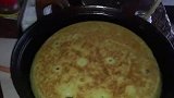 乡愁就是甘肃老家的苦荞麦面馍，小孩子帮着搅拌，小时候的味道