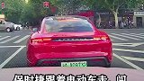 保时捷跟着电动车走，闯红灯了都不知情