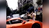 保时捷女司机横穿斑马线与男司机起冲突 猛扇对方耳光