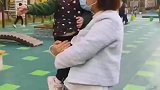 入园哭着喊爷爷，到保安爷爷怀里马上停止哭声