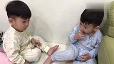 双胞胎哥哥：弟弟呀,哥让不要吃手你咋就不听呢,你可真气死我了