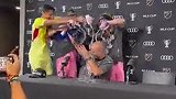 马斯切拉诺赛后发布会遭球员啤酒浴袭击