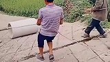 民间高手滚水泥管，这办法太秀了