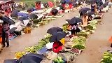 农民生活来之不易，为了生计冒着风雨也要把自己的劳动果实售出