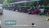 暴雨来袭，停车场积水半小时淹没小腿肚，车主冒雨排队挪车