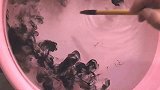 高手一般不在纸上画画，都是在水里画的，这样的技术你们见过吗？