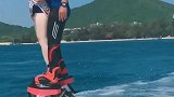 水上乐园：水上飞龙深受女孩们喜欢想冲上多高就多高