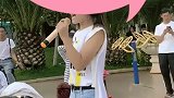 最近网上超火的小姐姐，她一到街头，立马就围上好多人！