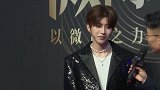 蔡徐坤久违晒自拍照，留小胡子成熟帅气