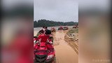 这样会被群攻的！塞车不是这样开的 忍住不要笑
