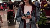 这是哪位？这么热的天穿外套！