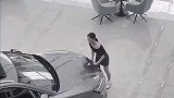 4S店女销售在认真擦车，突然向汽车拜了起来，老天保佑这个月早日开张啊