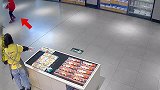 孩子不懂事去玩蛋糕，店员见况阻止孩子妈妈却选择了跪下