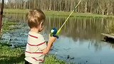 不料下一秒儿子真的钓上一只鱼