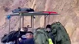 这电梯门是咋地了