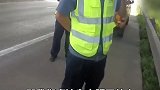 孕妇被扔高速委屈大哭 “他都不管我了”！民警劝解：我们要是也不管你，还穿这身衣服干嘛？