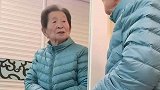 老人跟镜子里的自己聊天，最后差点把自己聊生气