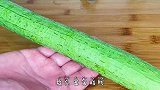 炒丝瓜许多人直接下锅，难怪丝瓜发黑又出水，大厨教你正确的做法