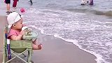 妈妈带着萌娃去看海，萌娃喝水的样子真惬意