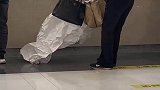 男子到医院看病，发现患者拿着布袋装药