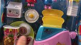 过家家玩具 小猪佩奇和弟弟乔治享用美味的早餐