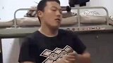 小伙将臂力棒弯曲放进嘴里，下一秒臂力棒弹出吓坏小伙