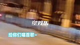 乃万街头与粉丝合唱感动流泪，好奇大爷闯入怼脸拍，秒变社死瞬间