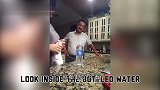 建筑工人一个骚操作，把刚盖起来的房子摧毁了，这下工钱没了