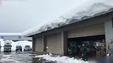 屋顶积雪最好别动，万一不小心造成雪崩呢？