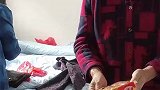 老人生病住院，结果还偷偷吃辣条，网友：家有一老如有一宝