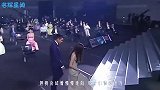 孙艺珍上台领奖，朝玄彬回眸一笑，玄彬下意识反应够我十天狗粮