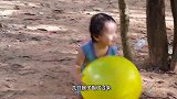 猴子抢走小宝宝手上的气球，不料气球忽然爆炸，猴子懵圈了