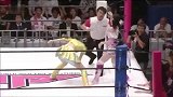 日本女子摔角两萌妹凶狠对打 粉拳锤胸+互扇耳光