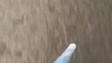 舍友上选修课下大雨没带伞，水已经淹没到脚踝
