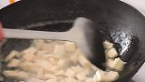 教你做一道炒藕丁，藕口感酥脆不变黑，技巧毫无保留