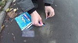 用强力胶把一台手机粘在地上恶搞路人，害得路人白高兴一场！