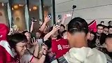 抵达酒店后的范戴克给众多中国球迷签名合影